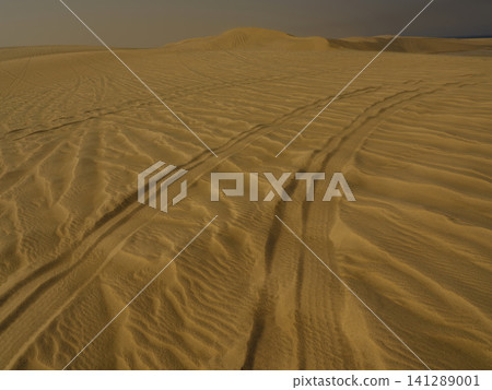 desert landscape in summer heat 141289001