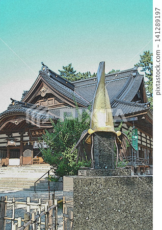 在大山神社正殿前,矗立著一座以金色鯰魚尾頭盔為造型的紀念碑。 在大山神社正殿前,矗立著一座以金色鯰魚尾頭盔為造型的紀念碑。 141289197