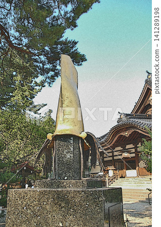 金色的鯰魚尾盔紀念碑和莊嚴的大山神社建築群在藍天的襯托下格外醒目。 141289198