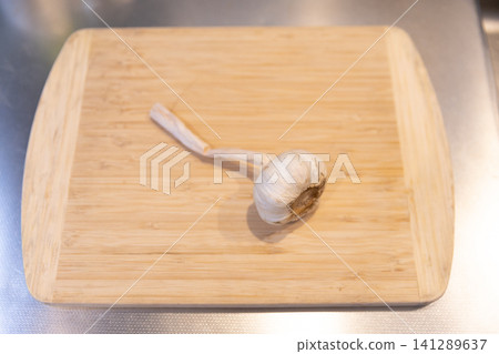 Garlic on a wooden cutting board Garlic on a wooden cutting board 141289637