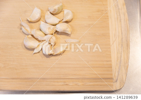 Garlic on a wooden cutting board Garlic on a wooden cutting board 141289639