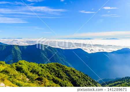 在初秋晴朗的一天，從通往椿山山頂的登山道上可以看到壯麗的雲海和遠處淺間山的景色。 141289671