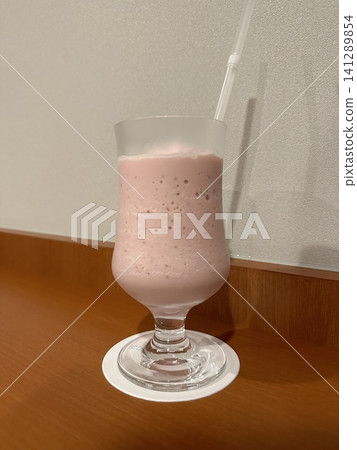 在鎮上的咖啡館享用草莓牛奶 | 一杯清爽的飲品 141289854