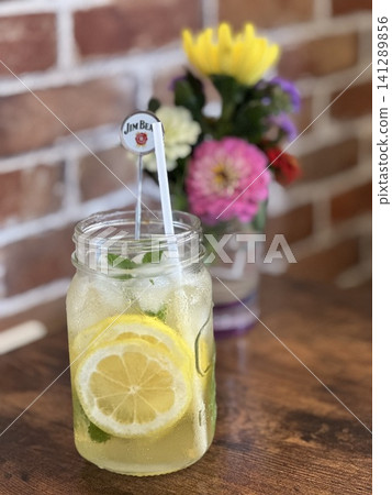 在咖啡廳享用檸檬水 | 清爽的夏日飲品 在咖啡廳享用檸檬水 | 清爽的夏日飲品 141289856