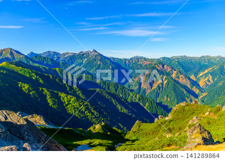 在初秋晴朗的一天,從椿山山頂附近可以看到北阿爾卑斯山的全景,包括槍岳、穗高山脈和里銀座路線。 在初秋晴朗的一天,從椿山山頂附近可以看到北阿爾卑斯山的全景,包括槍岳、穗高山脈和里銀座路線。 141289864