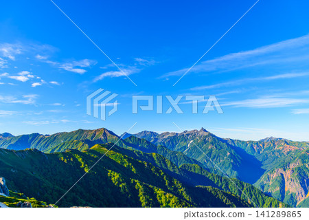 在初秋晴朗的一天,從椿山山頂附近可以看到北阿爾卑斯山的全景,包括槍岳、穗高山脈和里銀座路線。 在初秋晴朗的一天,從椿山山頂附近可以看到北阿爾卑斯山的全景,包括槍岳、穗高山脈和里銀座路線。 141289865