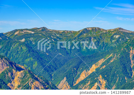 秋高氣爽的一天，從椿黑嶽山頂附近用中焦鏡頭拍攝到雙六岳到三俁蓮華岳的平緩山脊線。 141289987