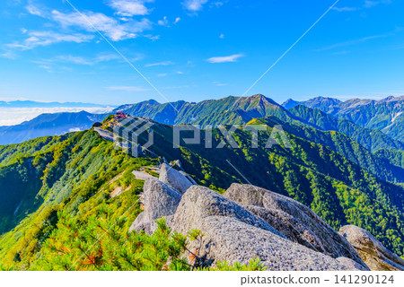 在一個晴朗的初秋日子裡,我從椿山登山路線返回了恩山莊山屋,欣賞著綿延的山脊線和北阿爾卑斯山的壯麗全景。 在一個晴朗的初秋日子裡,我從椿山登山路線返回了恩山莊山屋,欣賞著綿延的山脊線和北阿爾卑斯山的壯麗全景。 141290124