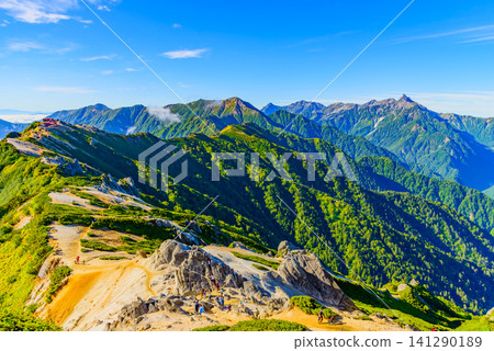 在一個晴朗的初秋日子裡,我從椿山登山路線返回了恩山莊山屋,欣賞著綿延的山脊線和北阿爾卑斯山的壯麗全景。 在一個晴朗的初秋日子裡,我從椿山登山路線返回了恩山莊山屋,欣賞著綿延的山脊線和北阿爾卑斯山的壯麗全景。 141290189