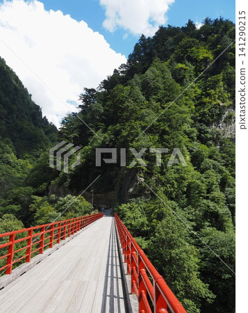 橫跨黑部川的奧金橋 141290215