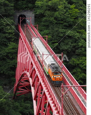 The Kurobe Gorge Railway crosses the Shin-Yamahiko Bridge. 141290291