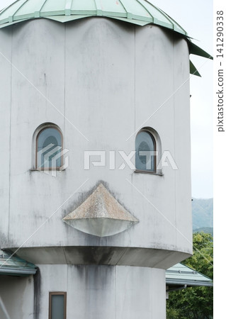 位於長野縣駒根市的大代河童博物館,其獨特的河童面外觀。 位於長野縣駒根市的大代河童博物館,其獨特的河童面外觀。 141290338