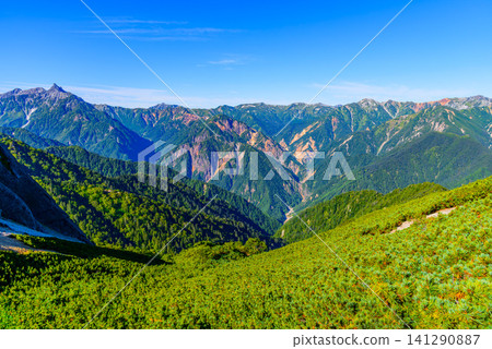 秋高氣爽的一天,從椿黑嶽山頂附近用中焦鏡頭拍攝到雙六岳到三俁蓮華岳的平緩山脊線。 秋高氣爽的一天,從椿黑嶽山頂附近用中焦鏡頭拍攝到雙六岳到三俁蓮華岳的平緩山脊線。 141290887