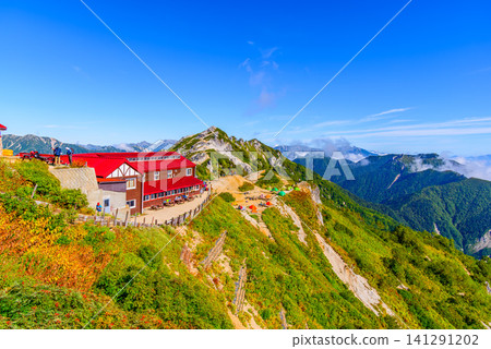 初秋晴朗的一天。從登山路線可以看到椿山、人煙稀少的椿山小屋以及椿山本身。 初秋晴朗的一天。從登山路線可以看到椿山、人煙稀少的椿山小屋以及椿山本身。 141291202