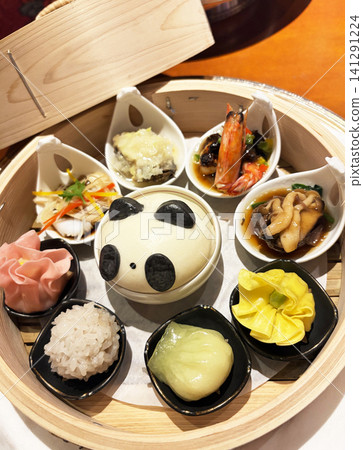 Dim sum served in a bamboo steamer 141291224