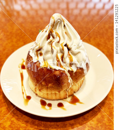 Cinnamon roll with plenty of cream Cinnamon roll with plenty of cream 141291225