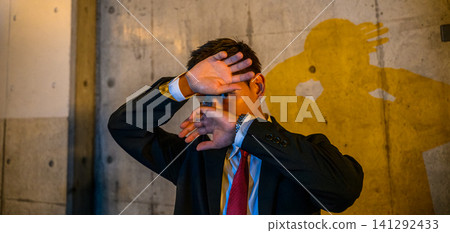 商人遮住臉 141292433