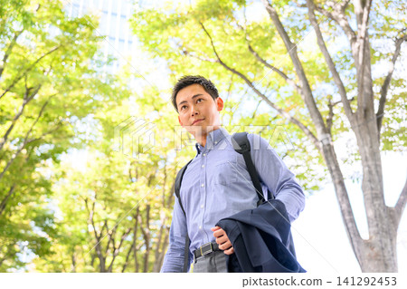 上班途中的男人們 141292453