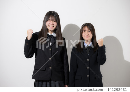 日本高中和國中女生,上半身面向鏡頭,在白色背景前擺出堅定的姿勢,目光投向未來。 日本高中和國中女生,上半身面向鏡頭,在白色背景前擺出堅定的姿勢,目光投向未來。 141292481