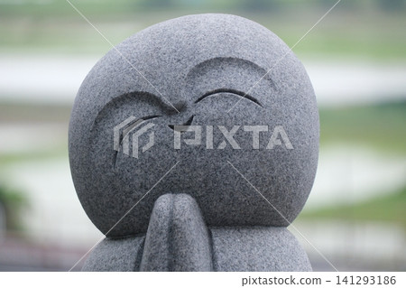 埼玉縣熊谷市龍泉寺的一尊微笑的石地藏菩薩像。 埼玉縣熊谷市龍泉寺的一尊微笑的石地藏菩薩像。 141293186