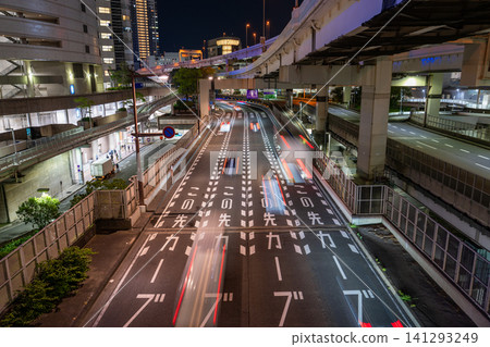 橫濱站週邊主要道路和高速公路的夜景 橫濱站週邊主要道路和高速公路的夜景 141293249