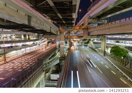 橫濱站週邊主要道路和高速公路的夜景 橫濱站週邊主要道路和高速公路的夜景 141293251