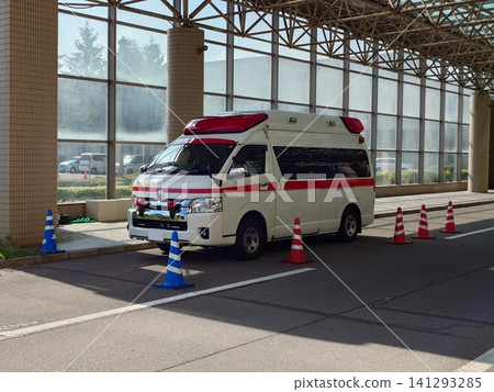 救護車停在醫院 141293285