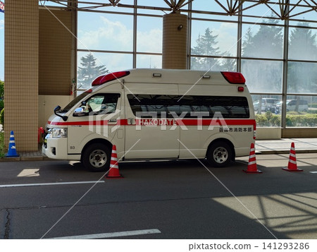 一輛停在醫院的救護車（車身印有消防局名稱） 141293286