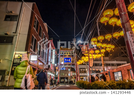 橫濱中華街夜景:關帝庵街上的中國新年燈籠與地球門。 橫濱中華街夜景:關帝庵街上的中國新年燈籠與地球門。 141293446