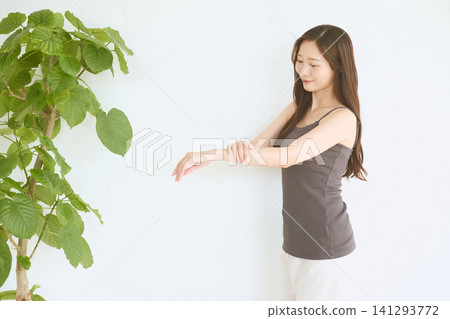 圖片展示了一位年輕女性的護膚心得,她很在意手臂上的皮膚問題。 圖片展示了一位年輕女性的護膚心得,她很在意手臂上的皮膚問題。 141293772