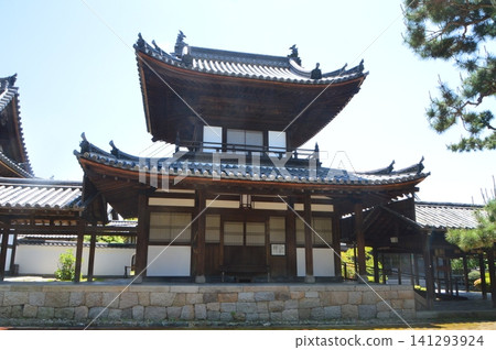 Important Cultural Property "Bell Tower" (Manpuku-ji Temple / 34 Gokasho Sanbanwari, Uji City, Kyoto Prefecture) Important Cultural Property "Bell Tower" (Manpuku-ji Temple / 34 Gokasho Sanbanwari, Uji City, Kyoto Prefecture) 141293924