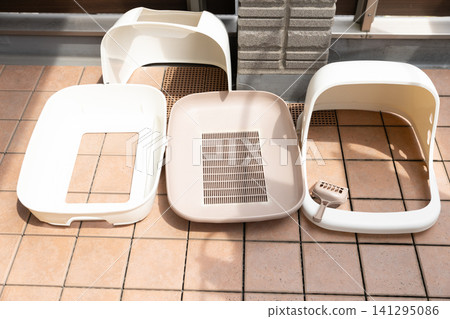 Drying cat litter boxes on the balcony Drying cat litter boxes on the balcony 141295086