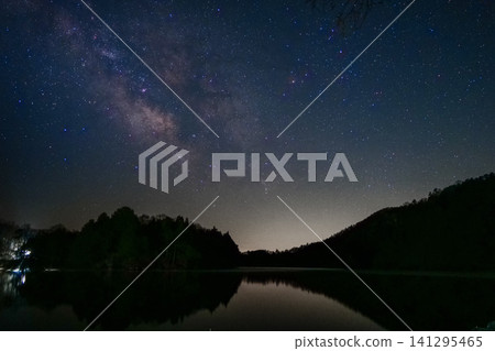 Starry sky reflected on the lake surface Starry sky reflected on the lake surface 141295465