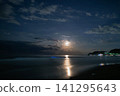 Full moon setting over the sea 141295643
