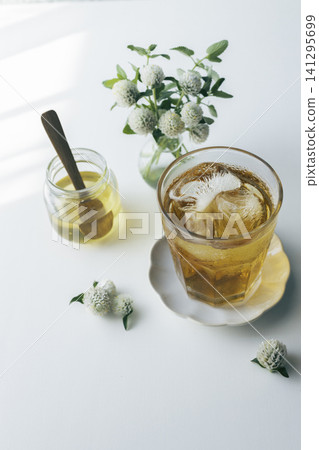蜂蜜冰茶和千日紅花——夏日下午茶的畫面。 蜂蜜冰茶和千日紅花——夏日下午茶的畫面。 141295699