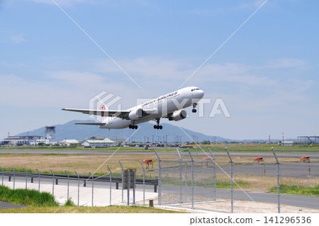 A Boeing 767 passenger plane takes off from Izumo Enmusubi Airport at full power: Izumo City, Shimane Prefecture (sunny) A Boeing 767 passenger plane takes off from Izumo Enmusubi Airport at full power: Izumo City, Shimane Prefecture (sunny) 141296536