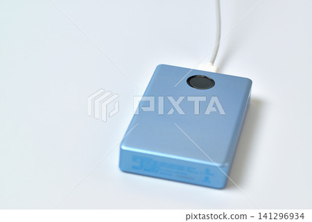 用於智慧型手機充電的行動電源(外置電池) - 白色背景 用於智慧型手機充電的行動電源(外置電池) - 白色背景 141296934