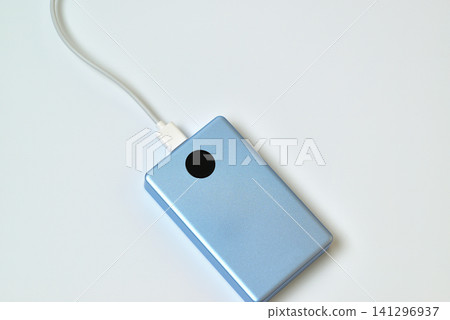 用於智慧型手機充電的行動電源(外置電池) - 白色背景 用於智慧型手機充電的行動電源(外置電池) - 白色背景 141296937