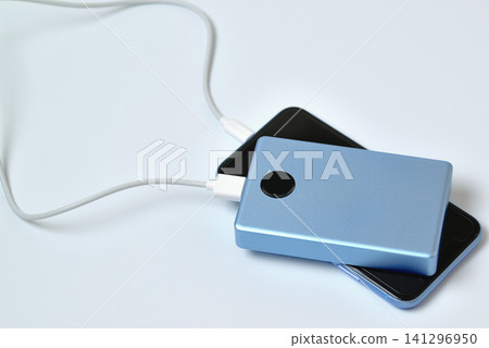 用於智慧型手機充電的行動電源(外置電池) - 白色背景 用於智慧型手機充電的行動電源(外置電池) - 白色背景 141296950