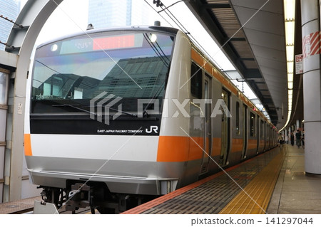 The lead car of the E233 series Chuo Line Rapid train stopped at the platform of Tokyo Station. The lead car of the E233 series Chuo Line Rapid train stopped at the platform of Tokyo Station. 141297044