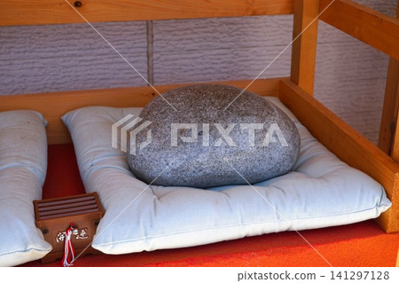 Heavy/Light Stone, Divine Divination Stone, Mount Ontake, Hakuryu Shrine, Gunma, Isesaki Heavy/Light Stone, Divine Divination Stone, Mount Ontake, Hakuryu Shrine, Gunma, Isesaki 141297128