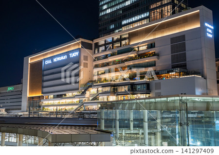 Night view of Yokohama Station and the cityscape in front of the station Night view of Yokohama Station and the cityscape in front of the station 141297409