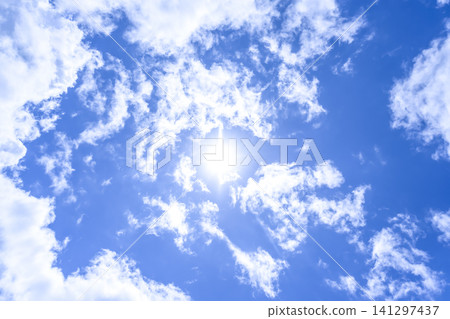夏日的陽光和白雲在藍天中閃耀 夏日的陽光和白雲在藍天中閃耀 141297437