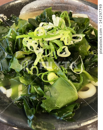 滿滿一碗裙帶菜和切碎的蔥花,做成熱騰騰的裙帶菜烏龍麵。 滿滿一碗裙帶菜和切碎的蔥花,做成熱騰騰的裙帶菜烏龍麵。 141297749