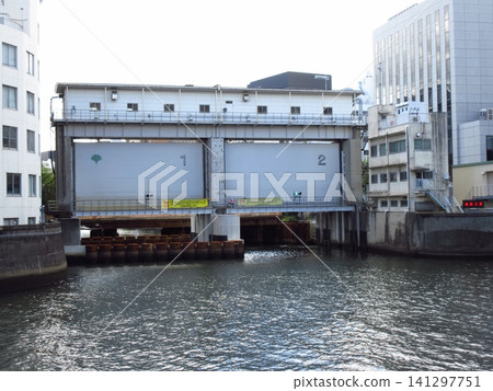 從東京的日本橋川上眺望日本橋水閘的全景。 從東京的日本橋川上眺望日本橋水閘的全景。 141297751