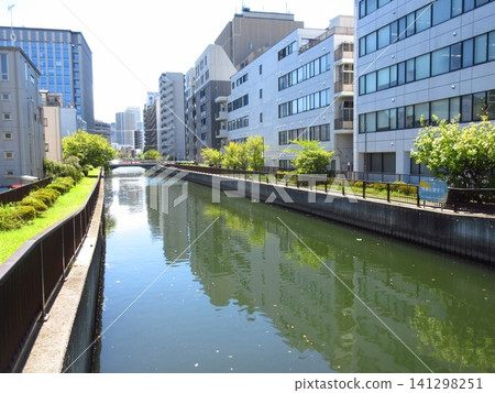 從禦船橋(東京都江東區)看到的大橫川支流和兩岸的建築群。 從禦船橋(東京都江東區)看到的大橫川支流和兩岸的建築群。 141298251
