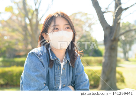 公園裡戴著口罩的日本女子 公園裡戴著口罩的日本女子 141299441