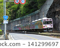 與國道299號線西海街道平行運行的秩父鐵道7500系列車 與國道299號線西海街道平行運行的秩父鐵道7500系列車 141299697