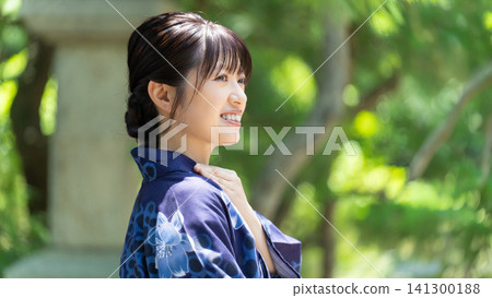 日本夏季-身著浴衣的日本女性 日本夏季-身著浴衣的日本女性 141300188