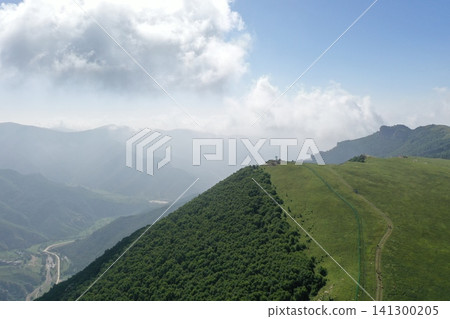 內蒙古大青山綠色山脊和森林的鳥瞰全景 內蒙古大青山綠色山脊和森林的鳥瞰全景 141300205